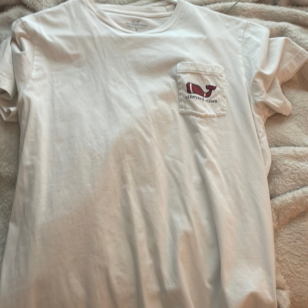 white vineyard vines shirt *IN A KIDS SIZE XL*